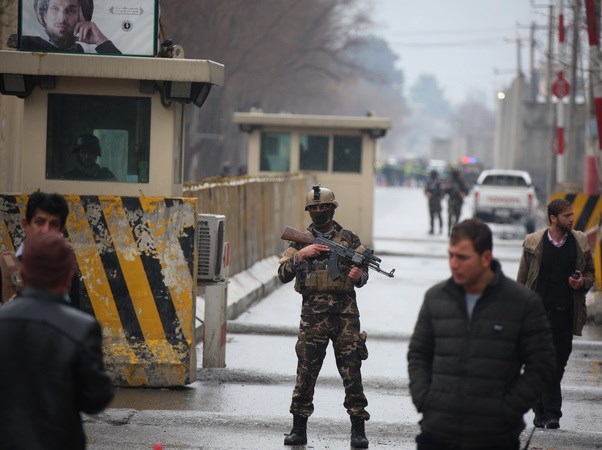  Lực lượng an ninh Afghanistan gác tại hiện trường vụ đánh bom liều chết ở Kabul ngày 24/2. (Nguồn: THX/ TTXVN)