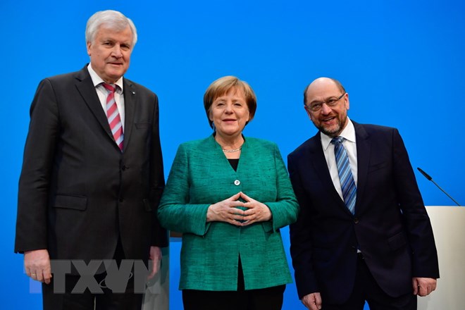 Chủ tịch CSU Horst Seehofer, Thủ tướng Đức Angela Merkel và Chủ tịch SPD Martin Schulz trong cuộc họp báo ở Berlin, Đức ngày 7/2. (Nguồn: AFP/TTXVN)