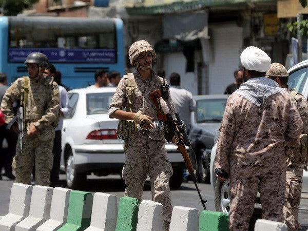 Binh sỹ Iran gác bên ngoài tòa nhà Quốc hội ở Tehran. (Nguồn: AFP/TTXVN)