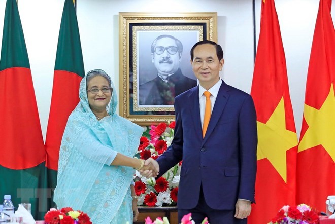 President Tran Dai Quang (R) and Bangladeshi Prime Minister Sheikh Hasina