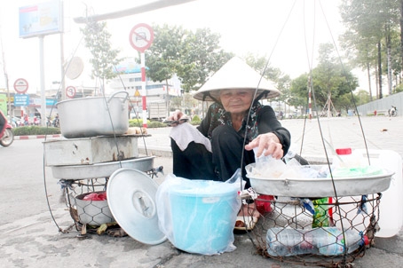 Gánh chè chuối gắn bó với bà Lê Thị Quyên hơn nửa cuộc đời.