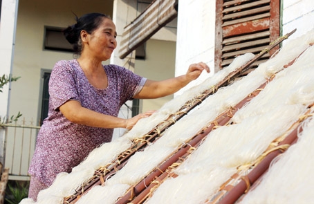 Bà Trần Thị Sáu (phường Hố Nai, TP.Biên Hòa) đang phơi sợi hủ tiếu.