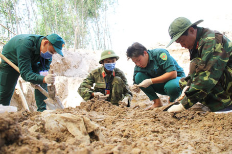 Chiều 14-4, lực lượng tìm kiếm tỉ mỉ bới từng nắm đất để tìm kiếm hài cốt  a2.