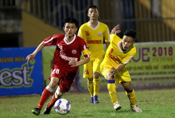 Fight for the ball: Sông Lam Nghệ An vs Viettel in the National U19 Football Tournament on March 7. — Photo thethaovietnam.vn  Read more at http://vietnamnews.vn/sports/424003/hagl-beat-dong-nai-at-u19-national-event.html#6GkXpoTAhc4rvI8E.99