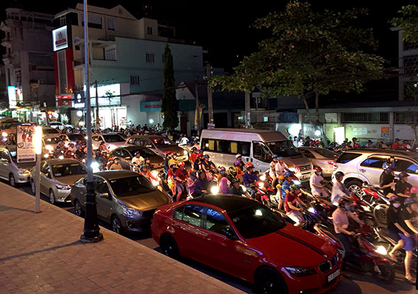 Dòng người trên đường Phạm Văn Thuận về trung tâm Biên Hoà.