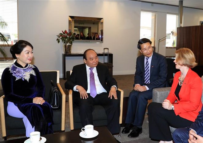 Prime Minister Nguyen Xuan Phuc (second from left) and his spouse (first from left) were welcomed at the airport