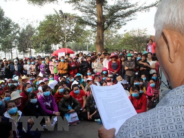 Workers of South Korean textile company KL Texwell Vina meet with local authorities to discuss how to terminate their labour contracts since their employers failed to pay their salaries and have fled. — VNA/VNS Photo Lê Xuân  