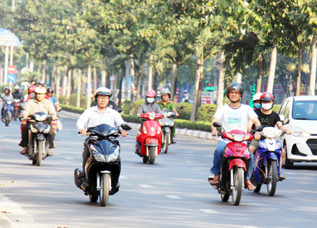 Sử dụng điện thoại di động khi điều khiển xe máy