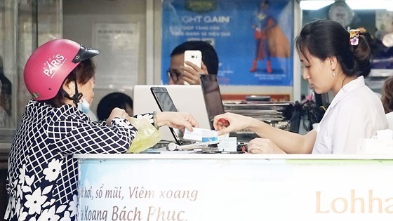 Beginning this month, doctors must write the identification number of a parent or supervisor on all prescriptions for outpatients under 72 months old, according to a new decree issued by Ministry of Health. (Photo: sggp.org.vn)