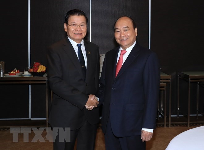 Prime Minister Nguyen Xuan Phuc (R) meets with his Lao counterpart Thongloun Sisoulith on the sidelines of the ASEAN - Australia Special Summit in Sydney.