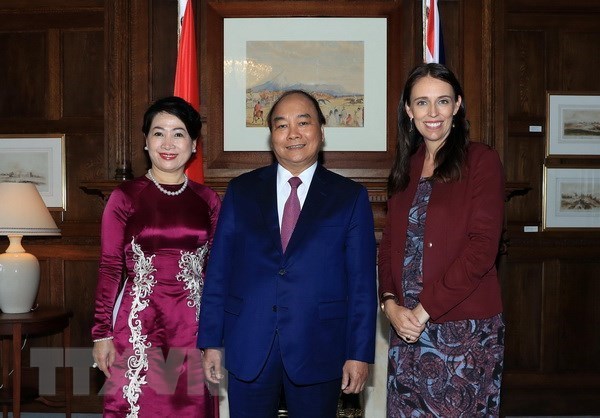 New Zealand Prime Minister Jacinda Ardern (R) receives Prime Minister Nguyen Xuan Phuc and his spouse