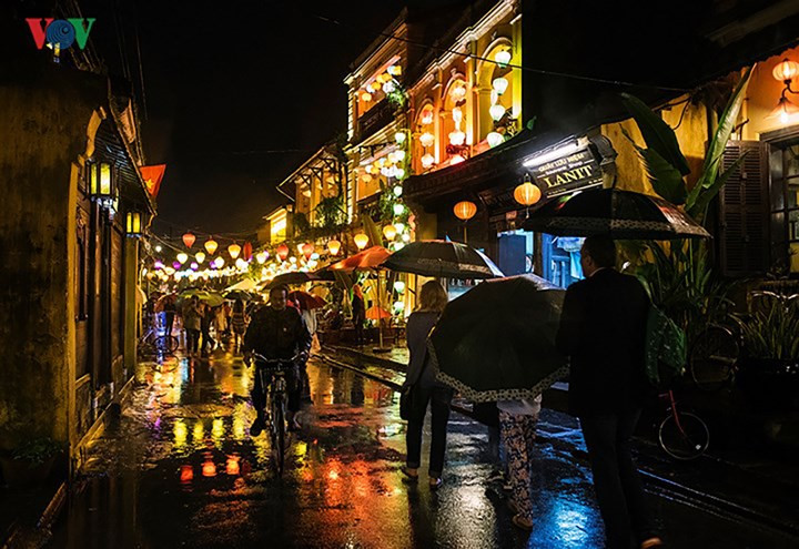 Popular night markets of Hoi An ancient town