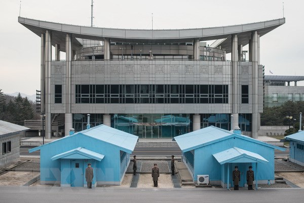 Binh sỹ Triều Tiên gác tại khu vực làng đình chiến Panmunjom. (Nguồn: AFP/TTXVN)