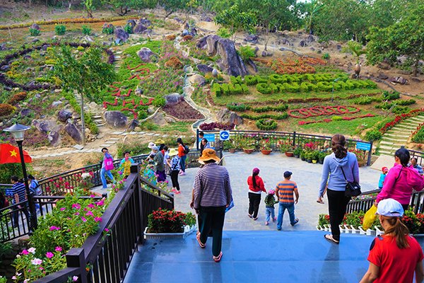 The 800-meter-high Chua Chan Mountain in Dong Nai Province is recognized as a national scenic spot by the Ministry of Culture, Sports and Tourism in 2012 and has since then drawn many tourists - PHOTOS: HOANG PHONG