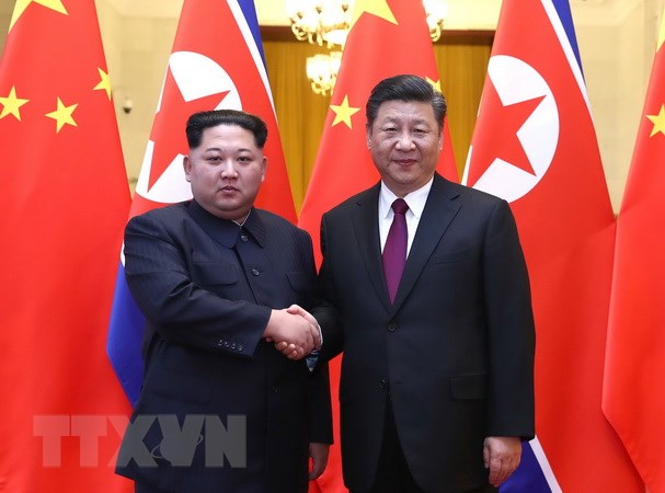 Chủ tịch Trung Quốc Tập Cận Bình (phải) và nhà lãnh đạo Triều Tiên Kim Jong-un (trái) trong cuộc gặp tại Bắc Kinh ngày 27/3. (Nguồn: THX/TTXVN)