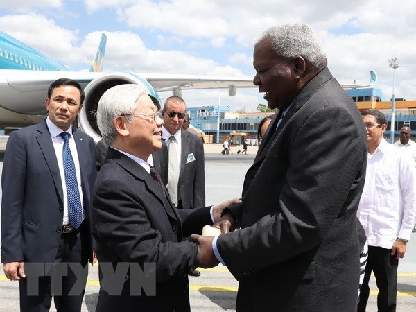 Esteban Lazo Hernandez (R), Politburo member and President of Cuba's National Assembly, welcomes CPV General Secretary Nguyen Phu Trong at Jose Marti International Airport.