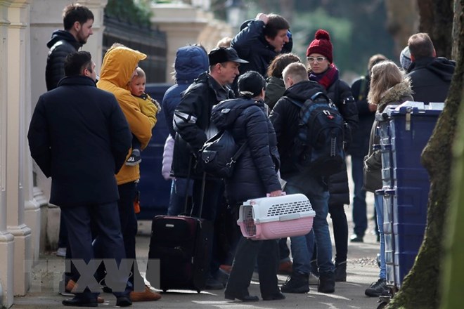 Các nhà ngoại giao Nga và gia đình rời Đại sứ quán Nga ở London, Anh ngày 20/3. (Nguồn: AFP/TTXVN)