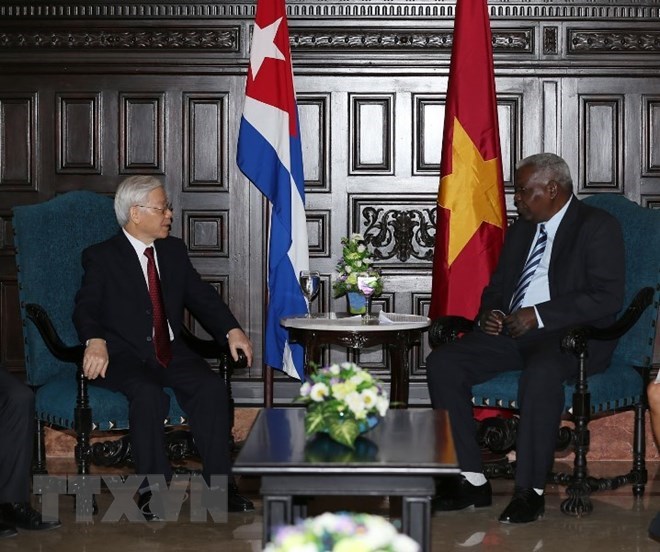 General Secretary of the ​CPV Central Committee Nguyen Phu Trong (L) and President of Cuba’s National Assembly Esteban Lazo Hernandes 