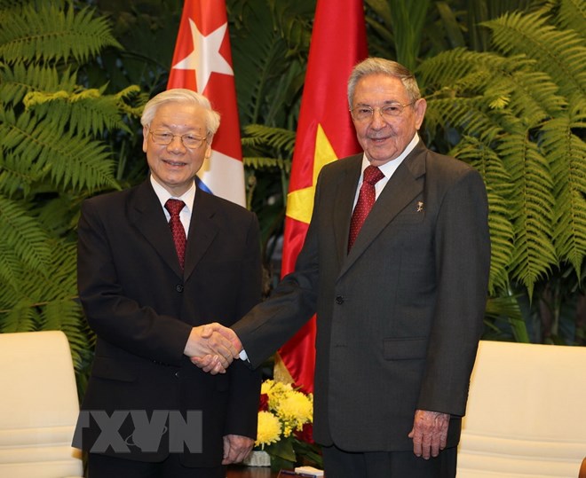 Đồng chí Raul Castro Ruz, Bí thư Thứ nhất Ban chấp hành Trung ương Đảng Cộng sản Cuba , Chủ tịch Hội đồng Nhà nước và Hội đồng Bộ trưởng Cộng hòa Cuba đón Tổng Bí thư Nguyễn Phú Trọng. (Ảnh: Trí Dũng/TTXVN)