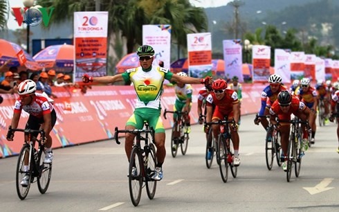 Nguyễn Thành Tâm celebrates his stage win at the HCM City Television Cycling Tournament on Friday. — Photo vov.vn  Read more at http://vietnamnews.vn/sports/425487/tam-wins-second-stage-loic-keeps-yellow-jersey.html#jCIXMTRiIDYcE1Bg.99