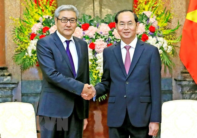 President Tran Dai Quang (R) shakes hands with Amarjargal Gansukh, Secretary of the National Security Council of Mongolia