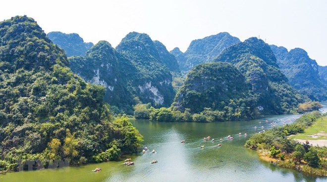 Tourists travel by boats around the Trang An Tourism Complex. (Source: VNA)