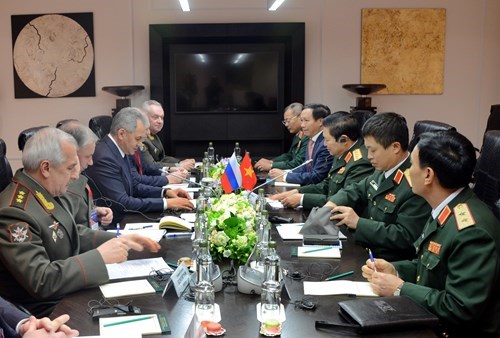 Vietnamese Minister of Defence General Ngo Xuan Lich and his Russian counterpart Sergei Shoigu sign a roadmap for bilateral military cooperation during 2018-2020 on April 4. 