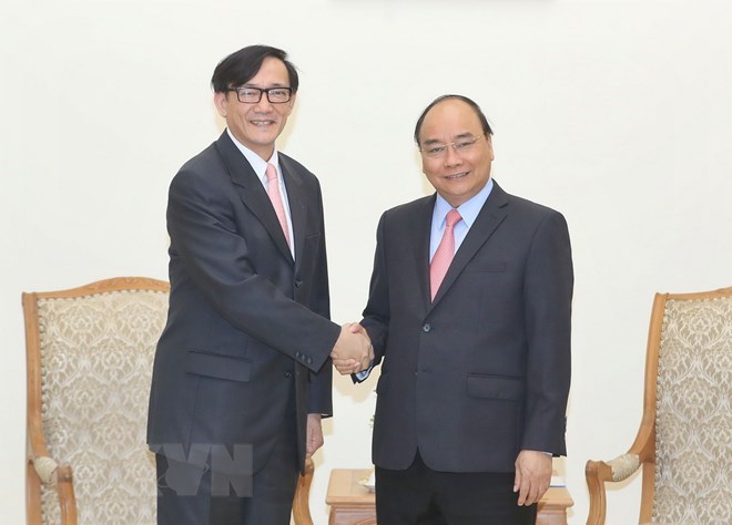  Prime Minister Nguyen Xuan Phuc (R) and  Thai Ambassador Manopchai Vongphakdi.