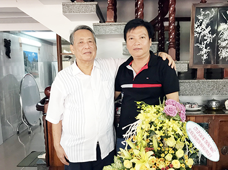 Ông Hai Bình (trái) chụp hình lưu niệm với tác giả.