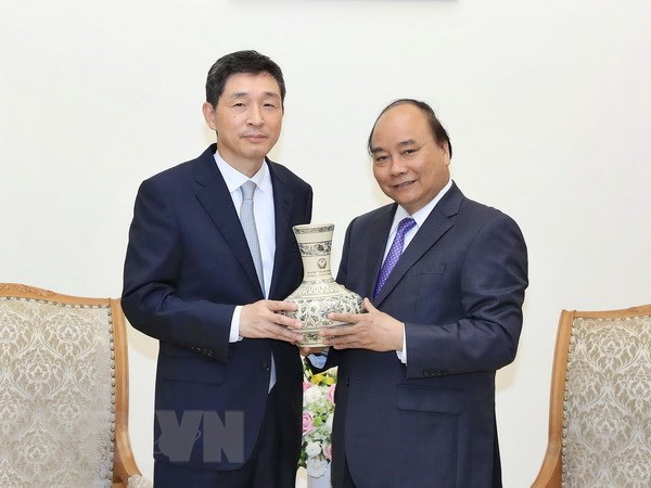 Prime Minister Nguyen Xuan Phuc (R) and outgoing RoK Ambassador to Vietnam Lee Hyuk