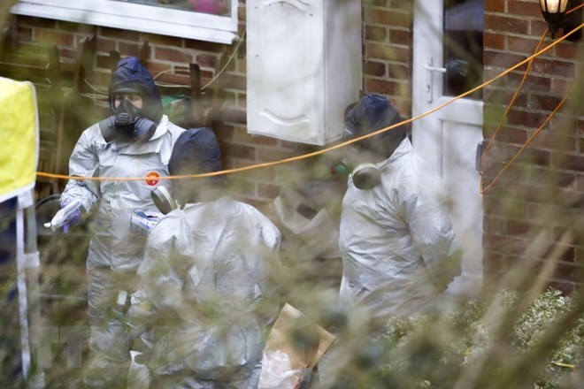 Nhân viên cơ quan cứu trợ khẩn cấp Anh điều tra tại nhà riêng cựu điệp viên Skripal ở Salisbury thuộc Anh, sau vụ đầu độc ngày 22/3 vừa qua. (Nguồn: AFP/TTXVN)