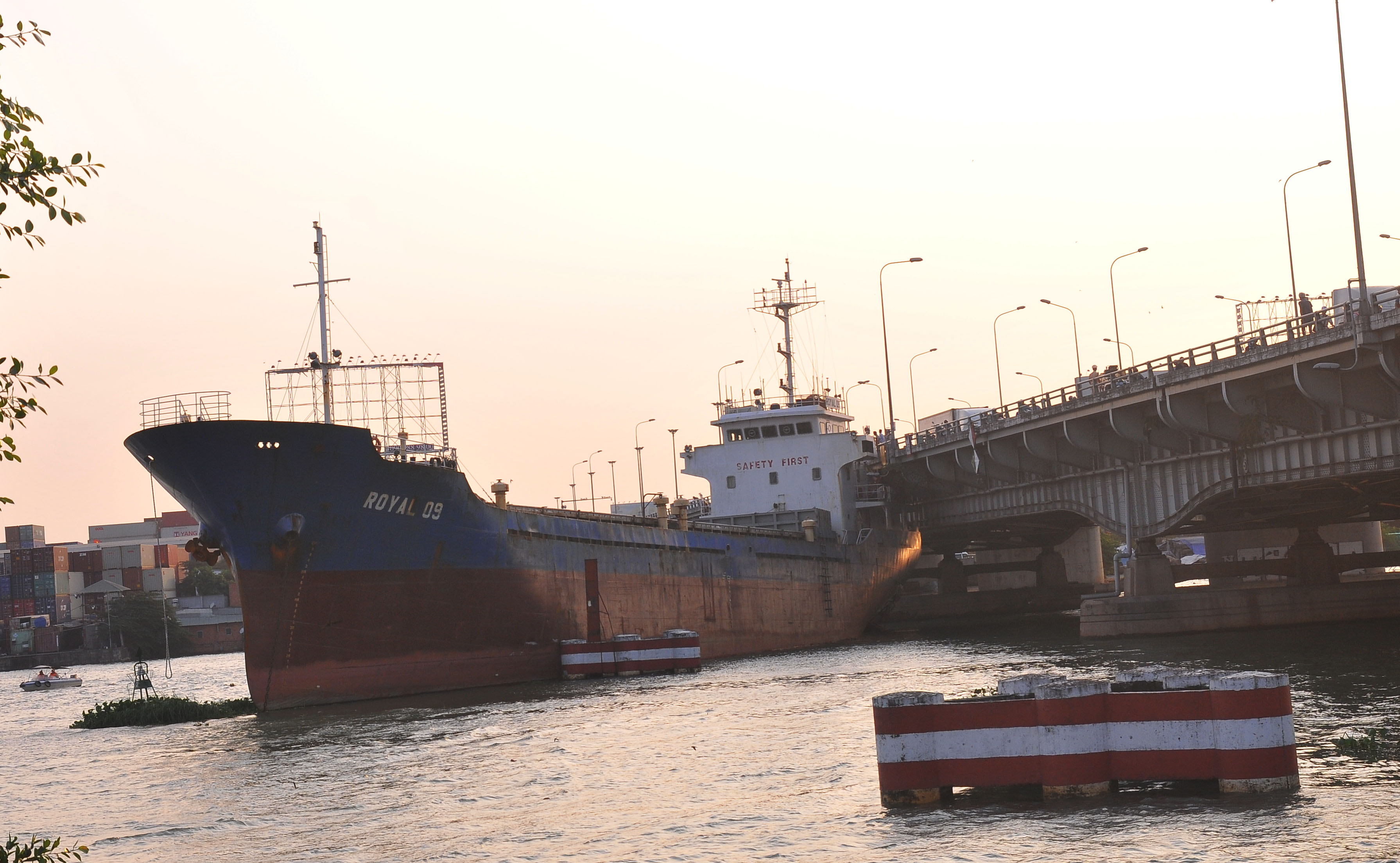 Over 2,300DWT ship collides with Dong Nai Bridge