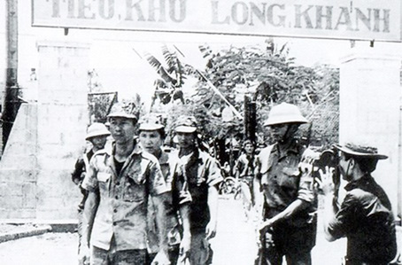 Quân giải phóng tiến vào TX.Long Khánh bắt giữ lực lượng địch tại Tiểu khu Long Khánh.