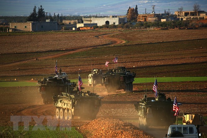 Xe quân sự của các lực lượng Mỹ tiến vào làng Yalanli, thành phố Manbij, Syria ngày 5/3. (Nguồn: AFP/TTXVN)