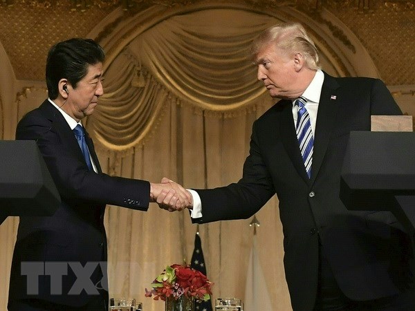 Tổng thống Mỹ Donald Trump (phải) và Thủ tướng Nhật Bản Shinzo Abe trong cuộc họp báo sau hội nghị thượng đỉnh ngày 18/4. (Nguồn: AFP/TTXVN)