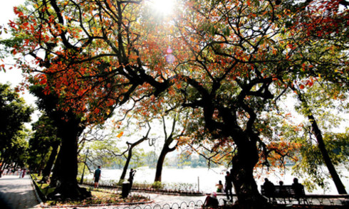 Travelers rest and take photos by Hanoi’s beloved Sword Lake. Photo by VnExpress/Ho Ha