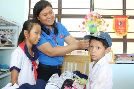 Học sinh Trường tiểu học Nguyễn Khuyến (thị trấn Định Quán, huyện Định Quán) chọn quần áo từ mô hình Vòng tay bè bạn do cô Vương Thị Dung thực hiện.