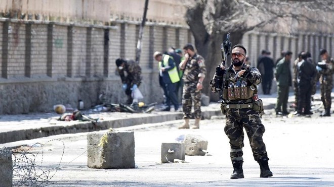 Lực lượng an ninh Afghanistan gác tại hiện trường một vụ đánh bom. (Nguồn: EPA)