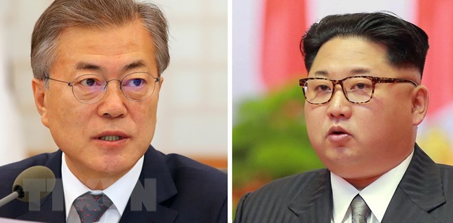 Tổng thống Hàn Quốc Moon Jae-in (ảnh trái) và nhà lãnh đạo Triều Tiên Kim Jong-un (ảnh, phải). (Nguồn: EPA-EFE/TTXVN)