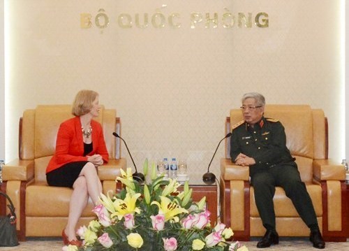 Deputy Defence Minister Sen. Lieut. Gen. Nguyen Chi Vinh (R) and New Zealand Ambassador to Vietnam Wendy Matthews (Source: http://www.qdnd.vn)