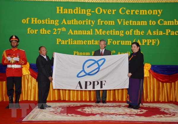 Quang cảnh lễ chuyển giao cờ và bàn giao chức Chủ tịch APPF cho Quốc hội Campuchia. (Ảnh: TTXVN)