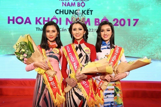 Nguyen Thi Hai Yen (centre) from An Giang province was crowned Miss Southern Vietnam 2017. The 2018 contest has kicked off to find candidates for international beauty contests. (Source: VNA)