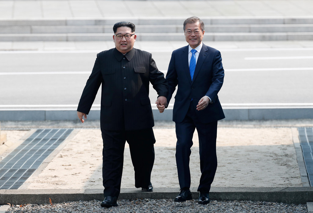 Hai ông Kim Jong Un và Moon Jae In dắt tay nhau tại Bàn Môn Điếm. Ảnh: Reuters.