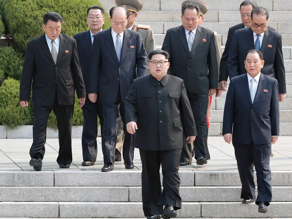 Nhà lãnh đạo Triều Tiên Kim Jong-un (giữa, phía trước) cùng các quan chức và trợ lý cấp cao tới làng đình chiến Panmunjom. (Nguồn: YONHAP/TTXVN)