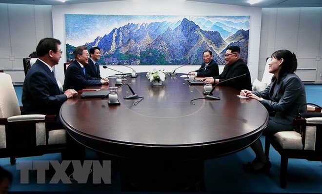 Tổng thống Hàn Quốc Moon Jae-in (thứ 2, trái) và Nhà lãnh đạo Triều Tiên Kim Jong-un (thứ 2, phải) hội đàm ở Nhà Hòa bình thuộc làng đình chiến Panmunjom ngày 27/4. (Nguồn: THX/TTXVN)