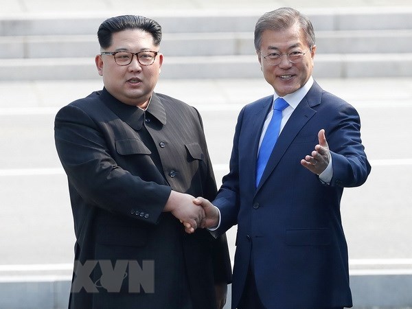 Tổng thống Hàn Quốc Moon Jae-in (phải) và Nhà lãnh đạo Triều Tiên Kim Jong-un bắt tay hữu nghị tại làng đình chiến Panmunjom. (Nguồn: EPA-EFE/TTXVN)