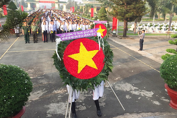 Provincial leaders pay tribute to martyrs on Liberation Day