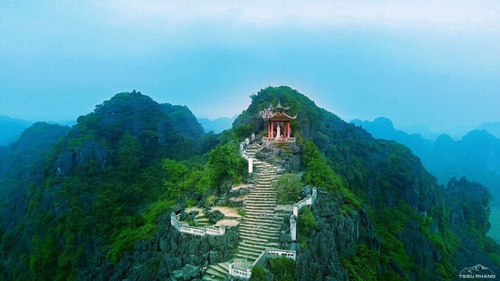 Mua Cave is located under the Mua Mountain in the Trang An Landscape Complex at Ninh Xuan Commune in the Hoa Lu District of Ninh Binh.