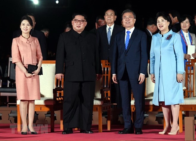 Nhà lãnh đạo Triều Tiên Kim Jong-un (thứ 2, trái) cùng phu nhân Ri Sol Ju (trái), Tổng thống Hàn Quốc Moon Jae-in (thứ 2, phải) cùng phu nhân Kim Jung-sook (phải) dự lễ bế mạc hội nghị tại làng đình chiến Panmunjom tối 27/4. (Nguồn: Yonhap/TTXVN)