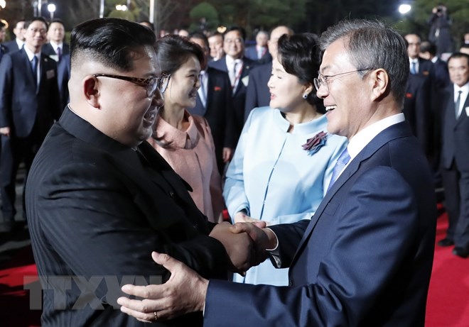 Nhà lãnh đạo Triều Tiên Kim Jong-un (trái) cùng phu nhân Ri Sol Ju (thứ 2, trái) và Tổng thống Hàn Quốc Moon Jae-in (phải) cùng phu nhân Kim Jung-sook (thứ 2, phải) chào từ biệt tại làng đình chiến Panmunjom tối 27/4. (Nguồn: YONHAP/TTXVN)